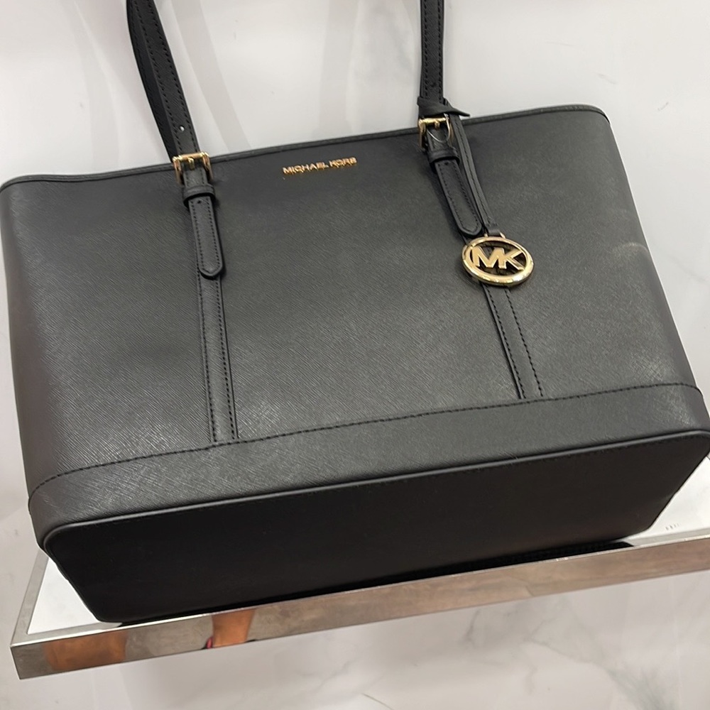 MICHAEL KORS
Jet Set Travel Large Top Zip Shoulder Tote Saffiano Leather
Black - Picture 13 of 16